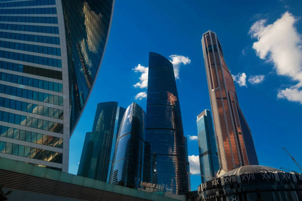 moskwa city - widok lustrzane fasady wieżowców w moskwie international business center. - moscow river zdjęcia i obrazy z banku zdjęć