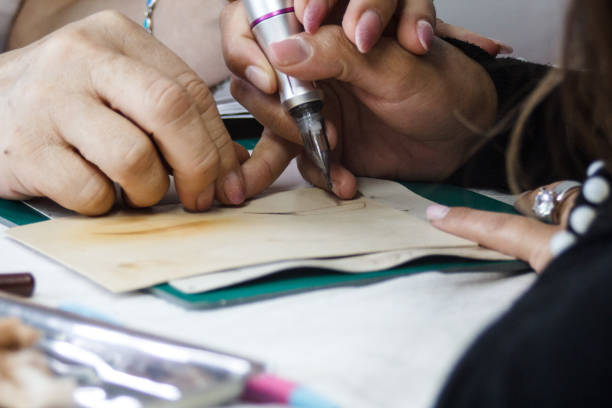 práticas estudantis aplicando maquiagem permanente em um couro. - human hand teaching human eye sketching - fotografias e filmes do acervo