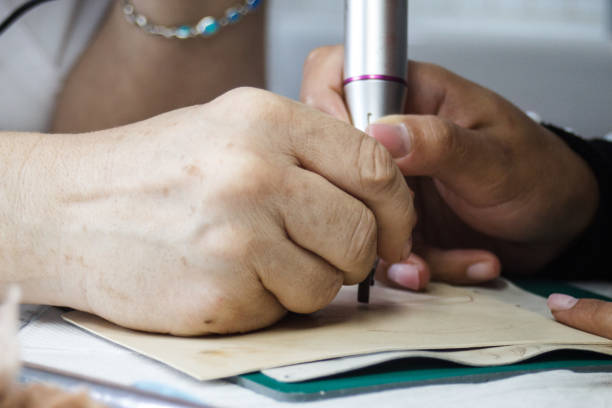 práticas estudantis aplicando maquiagem permanente em um couro. - human hand teaching human eye sketching - fotografias e filmes do acervo