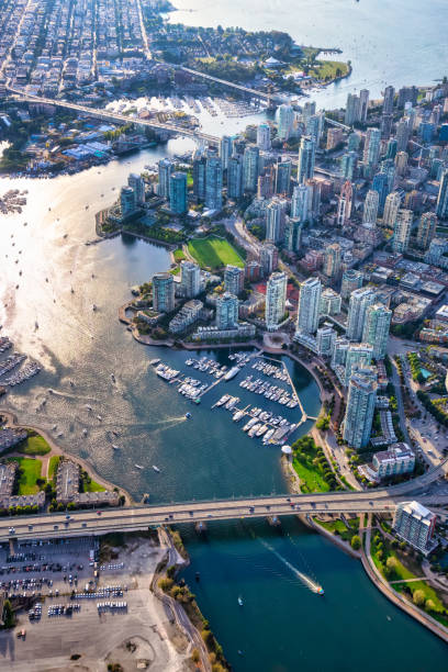 vista aérea de false creek no centro de vancouver - vertical color image vancouver sea - fotografias e filmes do acervo