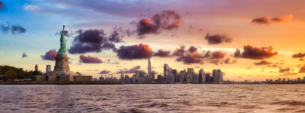 vue panoramique de la statue de la liberté - new york city panoramic statue of liberty skyline photos et images de collection