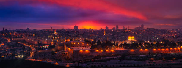 beautiful aerial panoramic view of the old city - jerusalem israel skyline panoramic imagens e fotografias de stock
