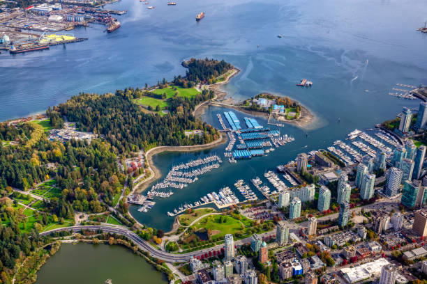 vista aérea da cidade de vancouver - vancouver harbor vancouver harbor marina - fotografias e filmes do acervo