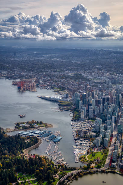 vista aérea da cidade de vancouver - vertical color image vancouver sea - fotografias e filmes do acervo