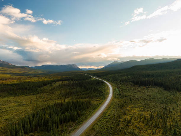 luftaufnahme der scenic road in kanadischer natur - yukon stock-fotos und bilder