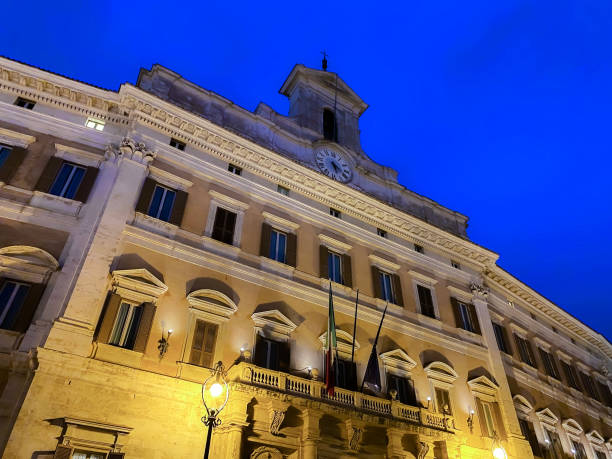 vista nocturna del palazzo montecitorio en roma, sede de la cámara de diputados de la república italiana - uk legislation night law fotografías e imágenes de stock