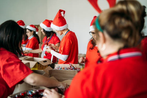 istock Volunteers at Christmas 1285703693