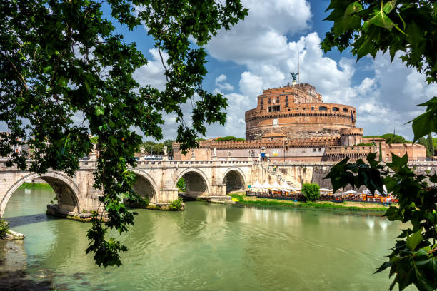 聖なる天使の城(サンタンジェロ城)と聖天使橋(サンタンジェロ橋)、ローマ - angel ponte sant angelo statue castel santangelo ストックフォトと画像