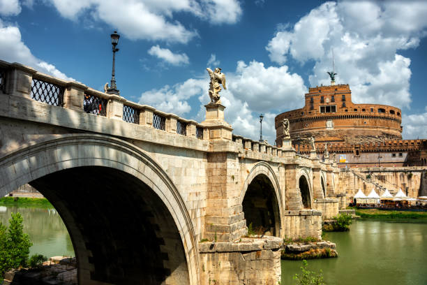 聖なる天使の城(サンタンジェロ城)と聖天使橋(サンタンジェロ橋)、ローマ - angel ponte sant angelo statue castel santangelo ストックフォトと画像