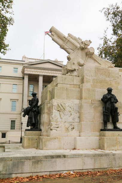 ロンドン・ハイドパークコーナーの王立砲兵記念館 - london england park london hyde street ストックフォトと画像