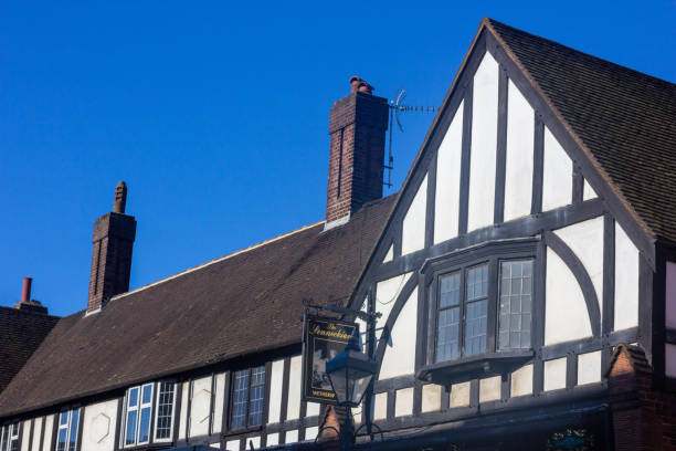 영국 세븐오크스의 세노키아 펍(jd 웨더스푼) - sevenoaks half timbered tudor style window 뉴스 사진 이미지