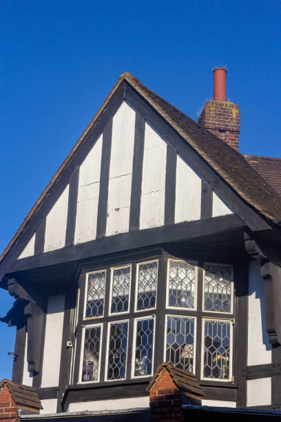 영국 세븐오크스의 반 목재 건물 - sevenoaks half timbered tudor style window 뉴스 사진 이미지