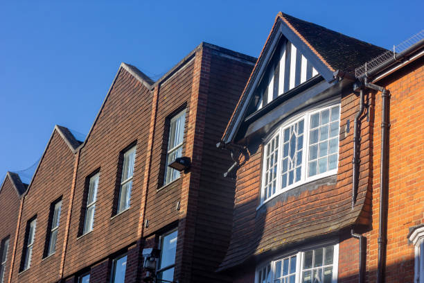 영국 켄트의 세븐오크스 하이 스트리트 - sevenoaks half timbered tudor style window 뉴스 사진 이미지