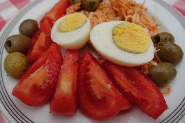 コールスロー ハードボイルドエッグオリーブトマトオードブル食事ビュッフェミール - oeuvre ストックフォトと画像