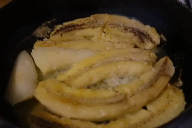 Preparation for flambéed bananas in a frying pan