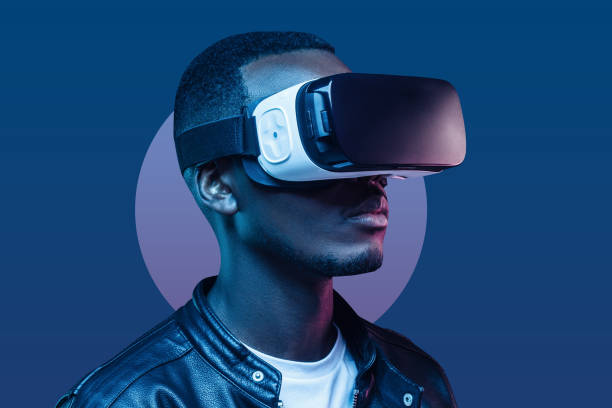 afroamerikanischer mann steht nachts mit vr-headset auf. virtual-reality-konzept. - virtuelle realität fotos stock-fotos und bilder