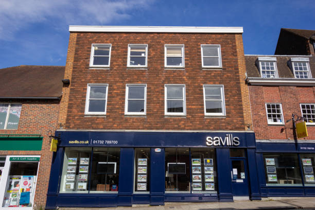 savills oficina inmobiliaria en sevenoaks high street, inglaterra - store facade window display office building fotografías e imágenes de stock