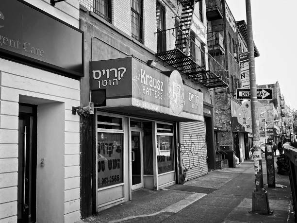 Krausz Hatters Brooklyn, NY, USA - Nov 15, 2020: A store that makes specialized hats worn by Hasidic Jews with signs in both English and Hebrew warren street brooklyn stock pictures, royalty-free photos & images