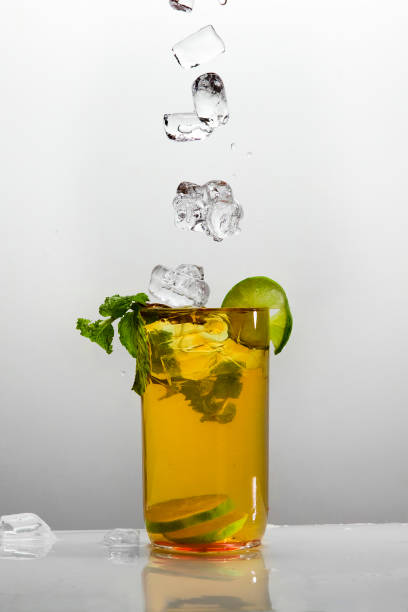 グラスのアイスティー - green tea ice tea ice cube mint ストックフォトと画像