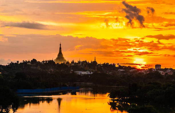 pagode shwedagon - shwedagon pagoda yangon sunset pagoda - fotografias e filmes do acervo