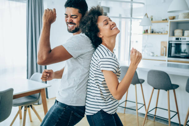 거실에서 춤을 추는 커플. - dancing couple happiness heterosexual couple 뉴스 사진 이미지