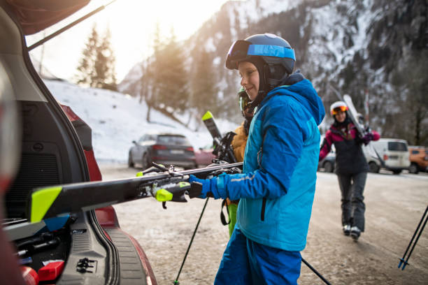 famiglia imballaggio sci nel bagagliaio dell'auto dopo lo sci - snow gear foto e immagini stock