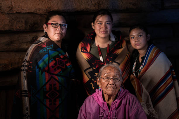 가족 호건에서 아메리카 원주민 할머니와 그녀의 세 손녀의 미술 초상화 - native american north american tribal culture women mature adult 뉴스 사진 이미지