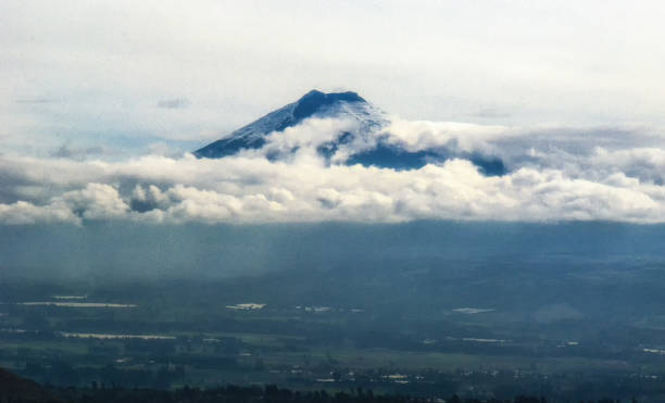 퉁구라후 화산 - valley ecuador mountain landscape 뉴스 사진 이미지