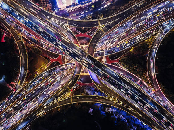 drone point view del cavalcavia e del traffico cittadino di notte - nodo stradale foto e immagini stock