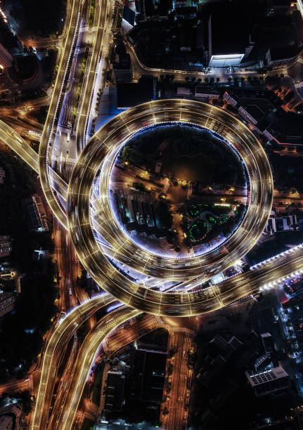 夜間の陸橋のドローンポイントビュー - aerial view shanghai technology multiple lane highway ストックフォトと画像