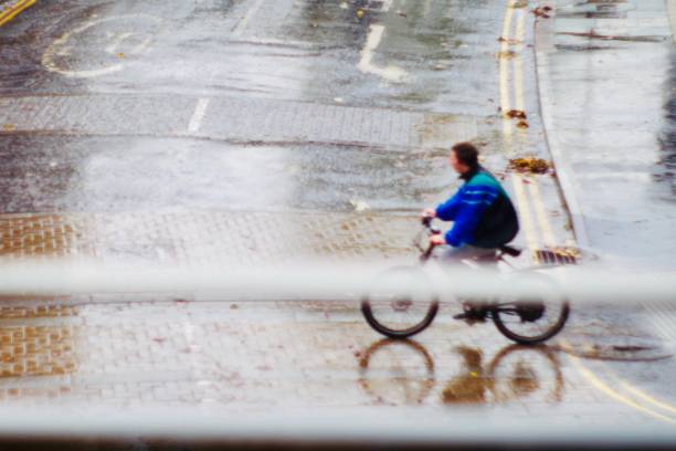 personnes traversant la route dans le temps d’inondation flash extrême à brighton royaume-uni - pedestrian accident england street photos et images de collection