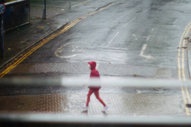 personnes traversant la route dans le temps d’inondation flash extrême à brighton royaume-uni - pedestrian accident england street photos et images de collection