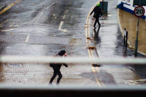 personnes traversant la route dans le temps d’inondation flash extrême à brighton royaume-uni - pedestrian accident england street photos et images de collection