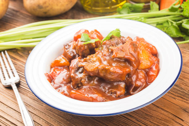 coda di manzo in stufata con carote e patate - meat ingredient vegetable clover foto e immagini stock