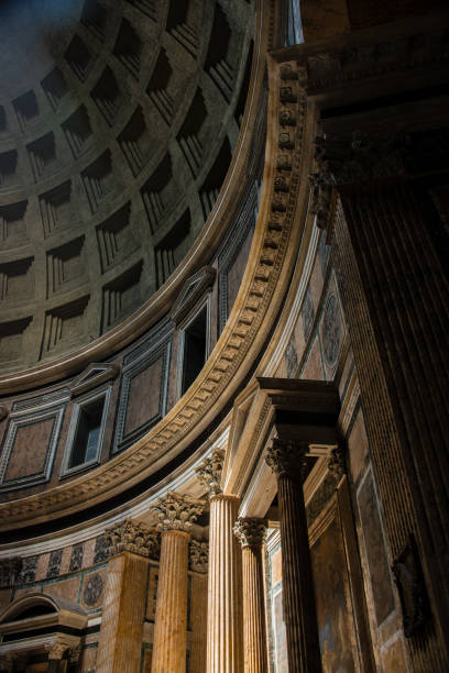 interior do antigo templo do panteão romano com sua cúpula característica com um óculo e famoso feixe de luz do dia - ancient rome pantheon rome church dome - fotografias e filmes do acervo