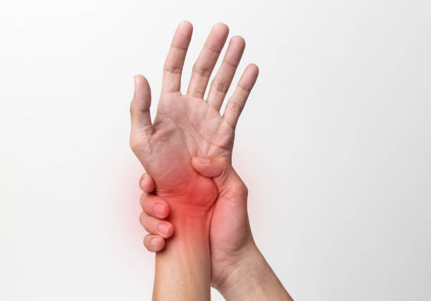 homem de mão sofrendo de dor no pulso e dedos isolados no fundo branco.com caminho de recorte - sprain human joint palm human arm - fotografias e filmes do acervo