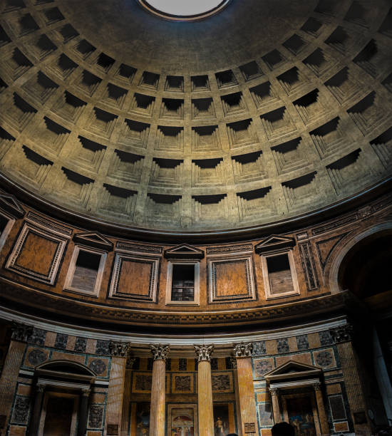 interior do antigo templo do panteão romano com sua cúpula característica com um óculo e famoso feixe de luz do dia - ancient rome pantheon rome church dome - fotografias e filmes do acervo