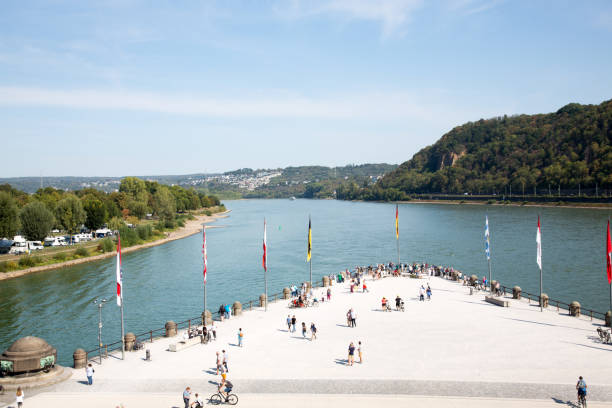 вид на deutsches eck / немецкий уголок: название мысов в кобленце, германия, где река мозель соединяет рейн. - koblenz rhine river river city стоковые фото и изображения