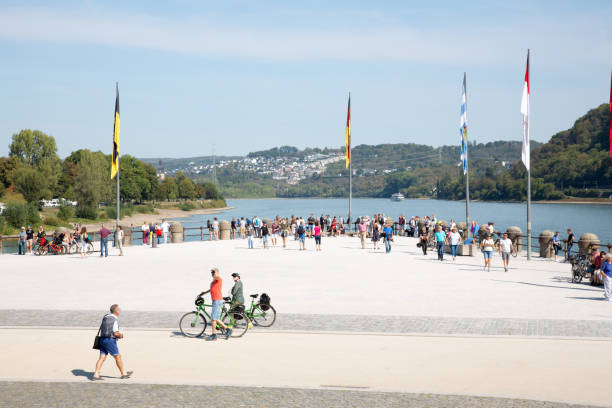 вид на deutsches eck / немецкий уголок: название мысов в кобленце, германия, где река мозель соединяет рейн. - koblenz rhine river river city стоковые фото и изображения