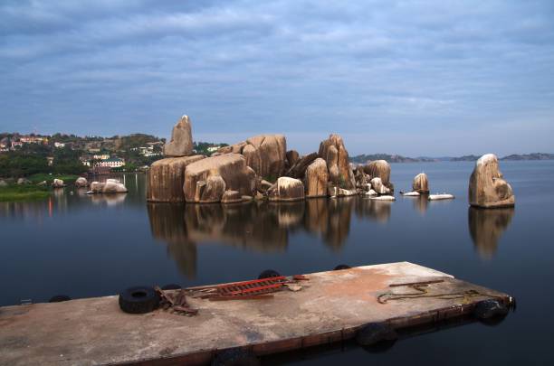 タンザニアのムワンザの岩 - lake victoria ストックフォトと画像