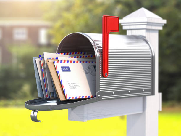 aprire la cassetta postale con lettere sul backgound rurale. - mailbox mail letter old fashioned foto e immagini stock