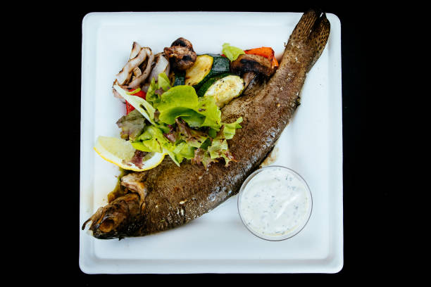 truta frita inteira com ervas e molho - full length whole trout grilled - fotografias e filmes do acervo