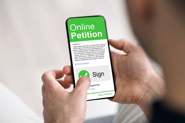 istock Sign Online Petition On Smartphone 1285810148