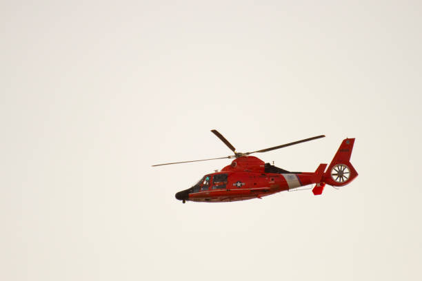 вертолет береговой охраны сша на патрулировании - rescue helicopter coast guard protection стоковые фото и изображения