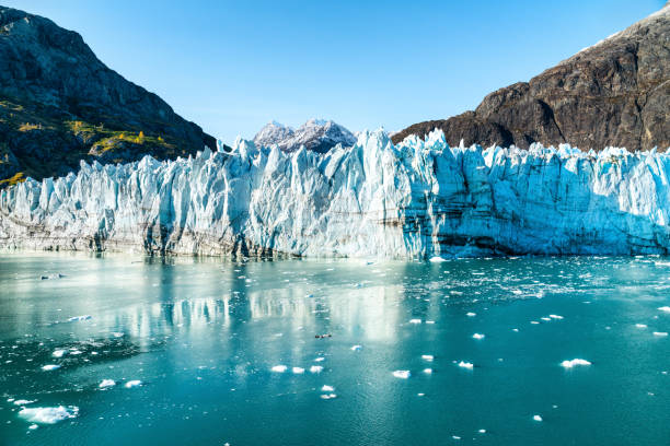 alaska glacier bay krajobraz ze statku wycieczkowego - alaska cruise iceberg water zdjęcia i obrazy z banku zdjęć