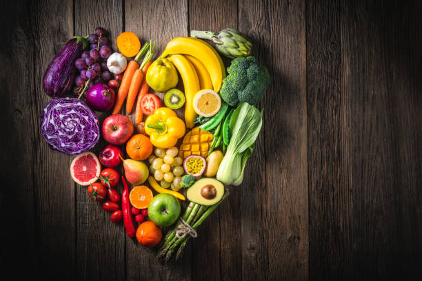 verdure e frutta con forma cardiaca come concetto di salute cardiovascolare - superfood avocado fruit vegetable foto e immagini stock