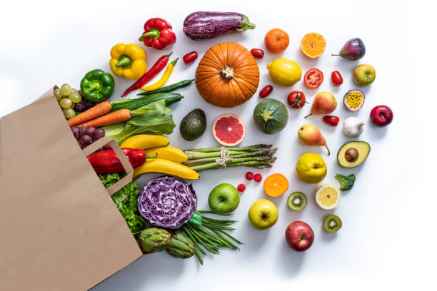 веганский торговый мешок с фруктами и овощами, изолированными на белом фоне - bag white paper bag paper стоковые фото и изображения
