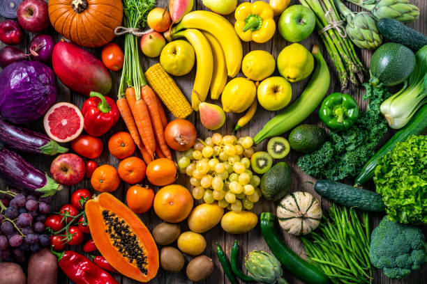 bunte gemüse und früchte veganes essen in regenbogenfarben - vegetable fruit rainbow variation stock-fotos und bilder