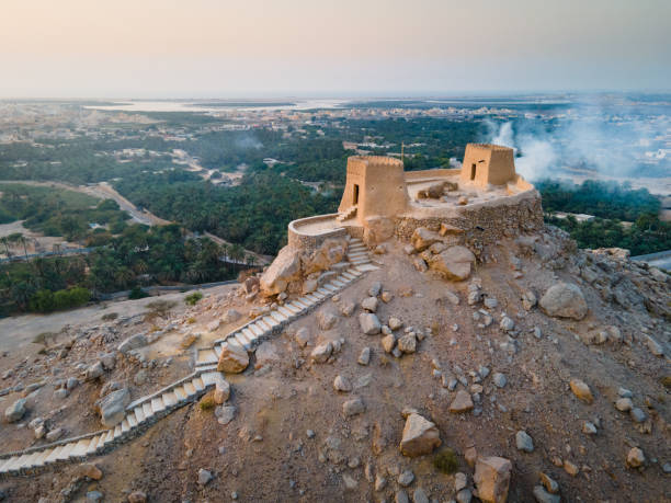 fortification de fort de dhayah dans l’émirat de ras al khaimah du nord de la vue aérienne des eau au coucher du soleil - ras al khaimah photos et images de collection