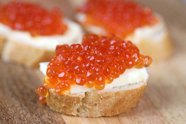 canapes caviar vermelho - canape appetizer gourmet salmon - fotografias e filmes do acervo